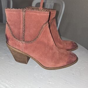 Women's Sz 8 Leather Ankle Boots in Coral - Stylish Heeled Booties Aqua Sofft